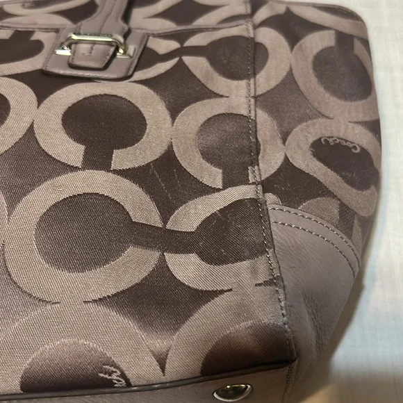 Coach Taylor OP Art Alexis Carryall. Inside zip. Zip Top Closure. - Picture 4 of 10